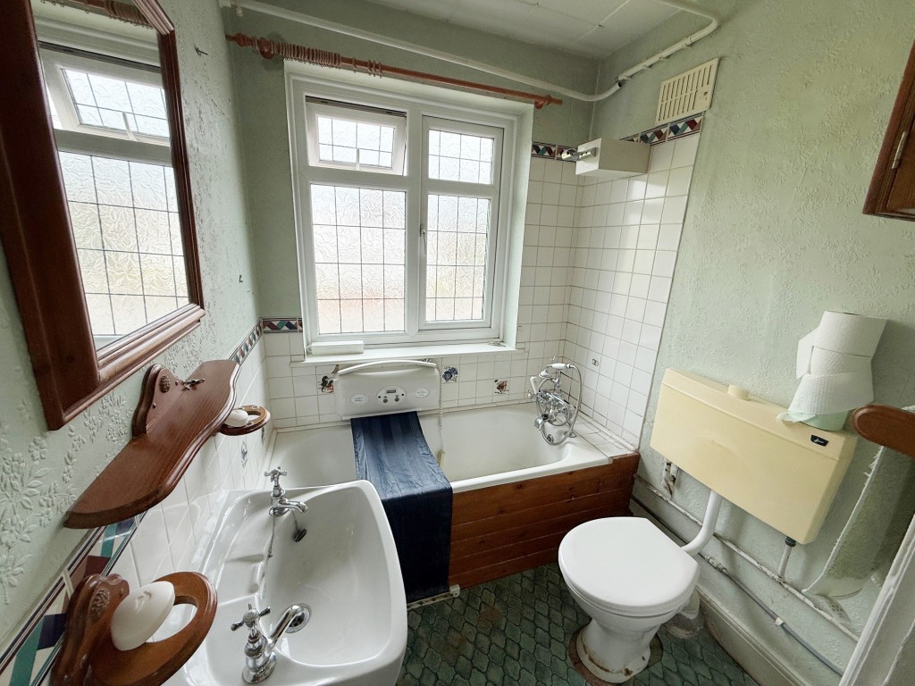 Lot: 90 - SEMI-DETACHED HOUSE FOR IMPROVEMENT - Bathroom with window to front